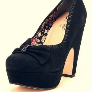 Seychelles Ampersand Black Suede Platform Pump